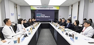 정은경 보건복지부 장관이 5월 4일 서울 종로구 서울대학교병원 대한의원에서 열린 희귀질환자 등을 위한 비대면 의료물품 배송체계 구축 현장간담회를 진행하고 있다.