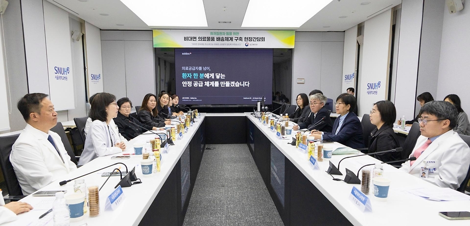 정은경 보건복지부 장관이 5월 4일 서울 종로구 서울대학교병원 대한의원에서 열린 희귀질환자 등을 위한 비대면 의료물품 배송체계 구축 현장간담회를 진행하고 있다.