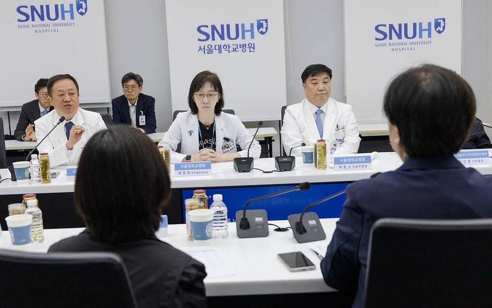 정은경 보건복지부 장관이 5월 4일 서울 종로구 서울대학교병원 대한의원에서 열린 희귀질환자 등을 위한 비대면 의료물품 배송체계 구축 현장간담회를 진행하고 있다.