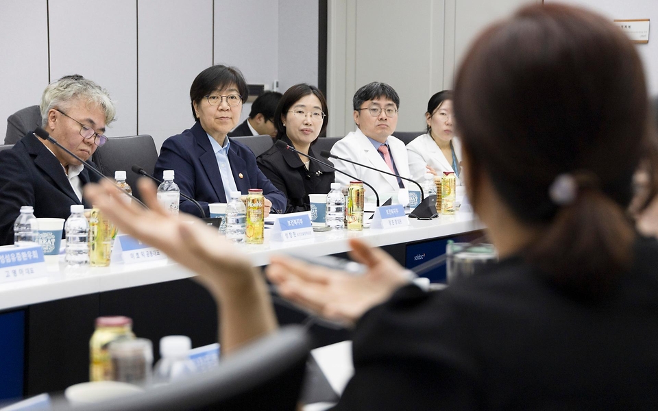 정은경 보건복지부 장관이 5월 4일 서울 종로구 서울대학교병원 대한의원에서 열린 희귀질환자 등을 위한 비대면 의료물품 배송체계 구축 현장간담회를 진행하고 있다.
