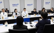 정은경 보건복지부 장관이 5월 4일 서울 종로구 서울대학교병원 대한의원에서 열린 희귀질환자 등을 위한 비대면 의료물품 배송체계 구축 현장간담회를 진행하고 있다.