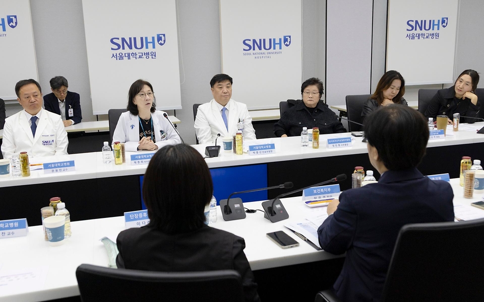 정은경 보건복지부 장관이 5월 4일 서울 종로구 서울대학교병원 대한의원에서 열린 희귀질환자 등을 위한 비대면 의료물품 배송체계 구축 현장간담회를 진행하고 있다.