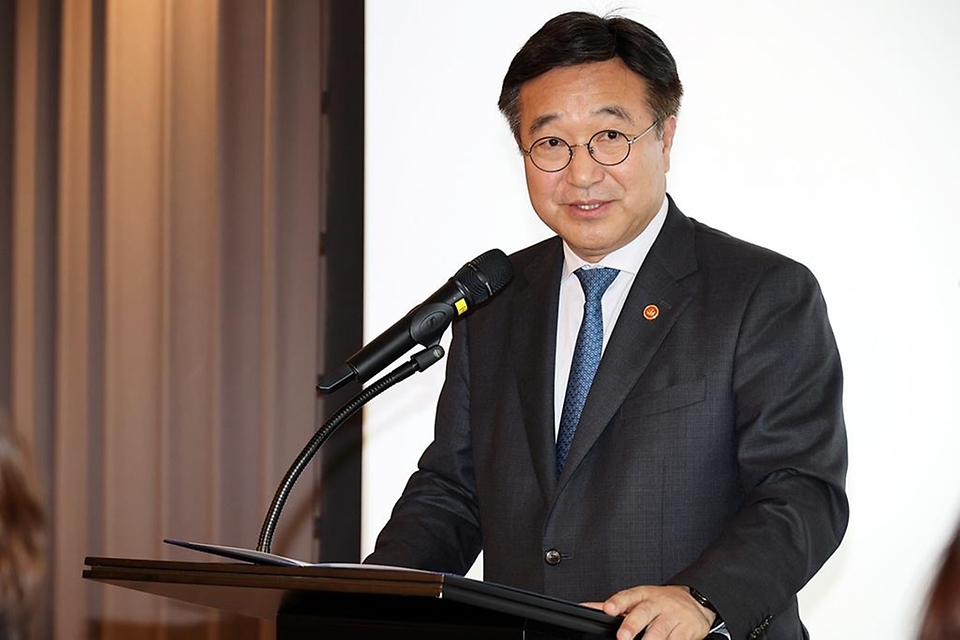 윤호중 행정안전부 장관이 5월 7일 서울 여의도 한국경제인협회 사옥에서 열린 순직 소방공무원 유가족 지원기금 전달식에 앞서 인사말을 하고 있다.