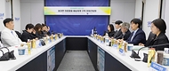 정은경 보건복지부 장관이 5월 4일 서울 종로구 서울대학교병원 대한의원에서 열린 희귀질환자 등을 위한 비대면 의료물품 배송체계 구축 현장간담회를 진행하고 있다.