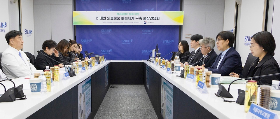 정은경 보건복지부 장관이 5월 4일 서울 종로구 서울대학교병원 대한의원에서 열린 희귀질환자 등을 위한 비대면 의료물품 배송체계 구축 현장간담회를 진행하고 있다.