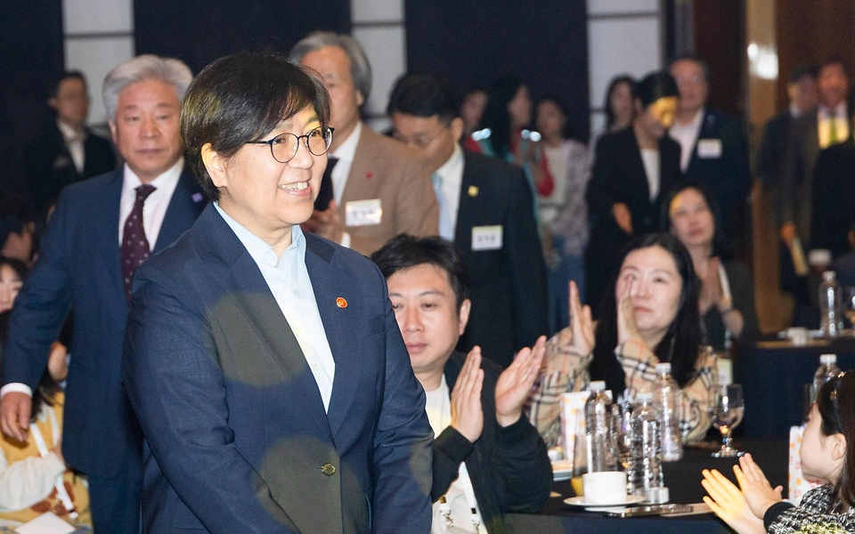 정은경 보건복지부 장관이 5월 4일 제104회 어린이날을 맞아 서울 중구 웨스틴 조선 서울호텔 그랜드볼룸에서 아동권리보장원과 함께 '2026년 어린이날 기념식'을 개최하고 있다.