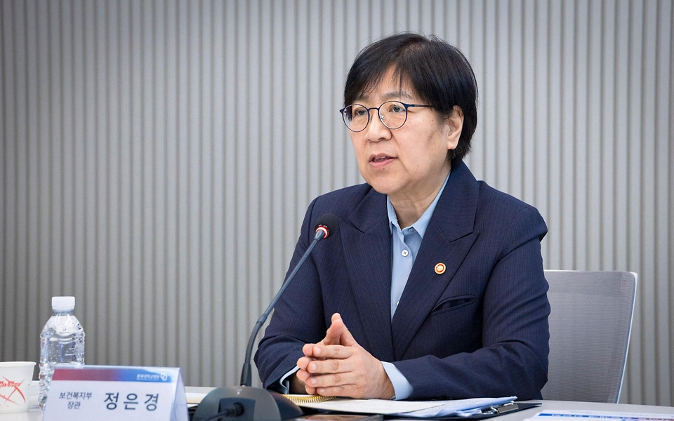 정은경 보건복지부 장관이 5월 3일 충북대병원 권역모자의료센터 방문해 운영현황 점검 등 긴급 현장 간담회를 실시하고 있다.