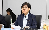 정은경 보건복지부 장관이 5월 4일 서울 종로구 서울대학교병원 대한의원에서 열린 희귀질환자 등을 위한 비대면 의료물품 배송체계 구축 현장간담회를 진행하고 있다.