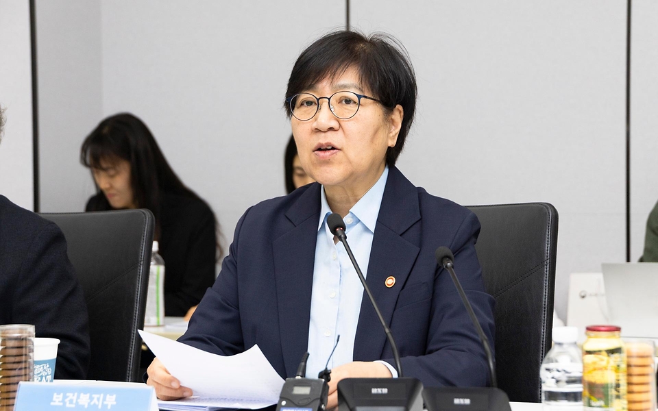 정은경 보건복지부 장관이 5월 4일 서울 종로구 서울대학교병원 대한의원에서 열린 희귀질환자 등을 위한 비대면 의료물품 배송체계 구축 현장간담회를 진행하고 있다.