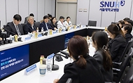 정은경 보건복지부 장관이 5월 4일 서울 종로구 서울대학교병원 대한의원에서 열린 희귀질환자 등을 위한 비대면 의료물품 배송체계 구축 현장간담회를 진행하고 있다.