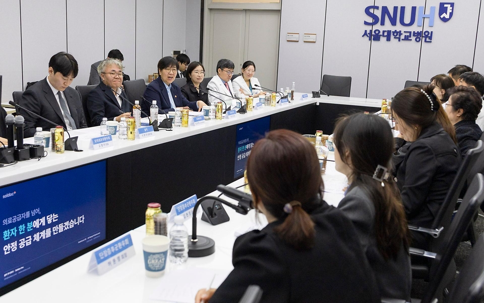 정은경 보건복지부 장관이 5월 4일 서울 종로구 서울대학교병원 대한의원에서 열린 희귀질환자 등을 위한 비대면 의료물품 배송체계 구축 현장간담회를 진행하고 있다.