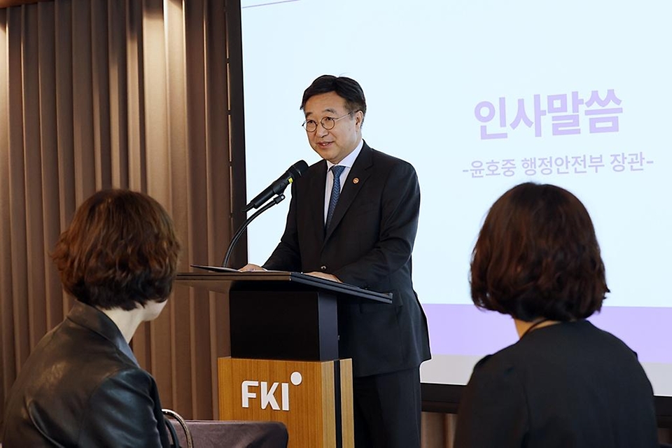 윤호중 행정안전부 장관이 5월 7일 서울 여의도 한국경제인협회 사옥에서 열린 순직 소방공무원 유가족 지원기금 전달식에 앞서 인사말을 하고 있다.