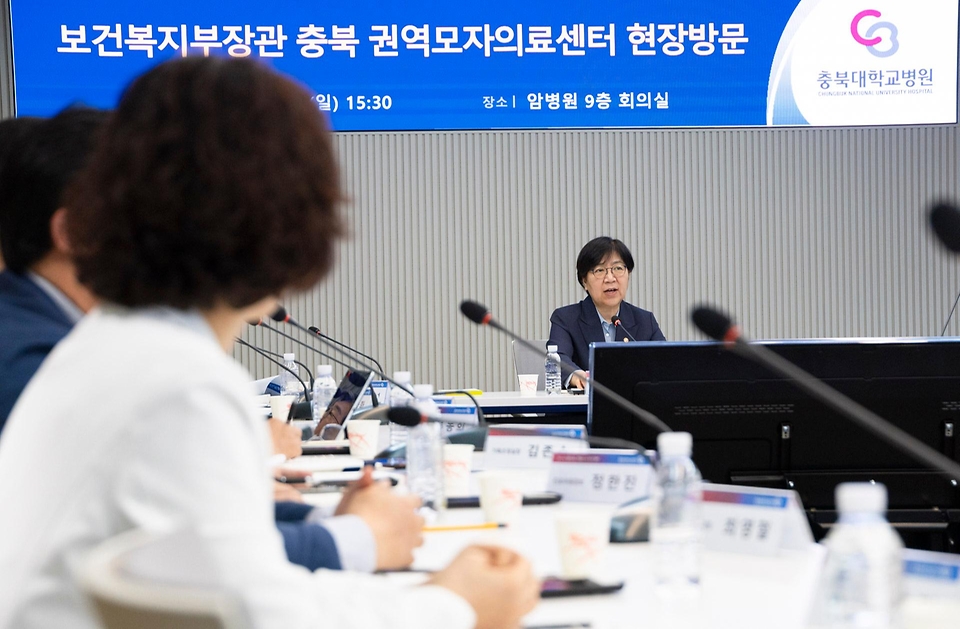 정은경 보건복지부 장관이 5월 3일 충북대병원 권역모자의료센터 방문해 운영현황 점검 등 긴급 현장 간담회를 실시하고 있다.