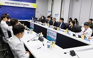 정은경 보건복지부 장관이 5월 4일 서울 종로구 서울대학교병원 대한의원에서 열린 희귀질환자 등을 위한 비대면 의료물품 배송체계 구축 현장간담회를 진행하고 있다.