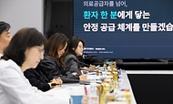 정은경 보건복지부 장관이 5월 4일 서울 종로구 서울대학교병원 대한의원에서 열린 희귀질환자 등을 위한 비대면 의료물품 배송체계 구축 현장간담회를 진행하고 있다.