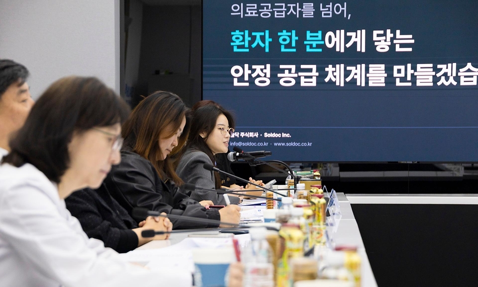 정은경 보건복지부 장관이 5월 4일 서울 종로구 서울대학교병원 대한의원에서 열린 희귀질환자 등을 위한 비대면 의료물품 배송체계 구축 현장간담회를 진행하고 있다.