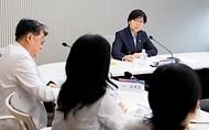 정은경 보건복지부 장관이 5월 3일 충북대병원 권역모자의료센터 방문해 운영현황 점검 등 긴급 현장 간담회를 실시하고 있다.