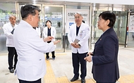 정은경 보건복지부 장관이 5월 3일 충북대병원 권역모자의료센터 방문해 운영현황 점검 등 긴급 현장 간담회를 실시하고 있다.