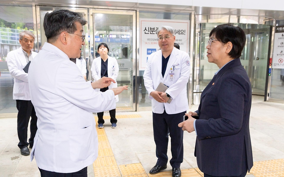 정은경 보건복지부 장관이 5월 3일 충북대병원 권역모자의료센터 방문해 운영현황 점검 등 긴급 현장 간담회를 실시하고 있다.