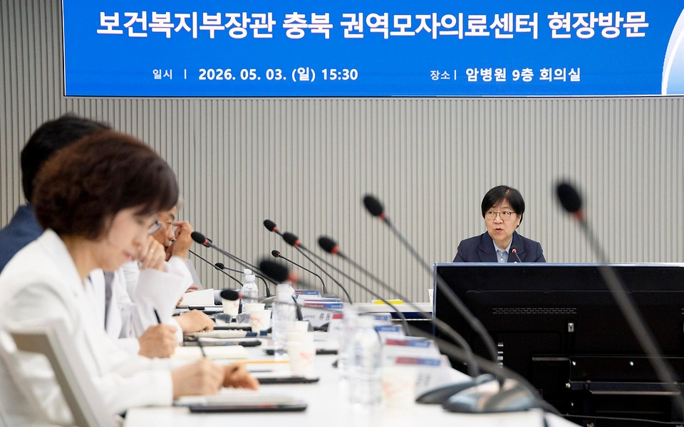 정은경 보건복지부 장관이 5월 3일 충북대병원 권역모자의료센터 방문해 운영현황 점검 등 긴급 현장 간담회를 실시하고 있다.