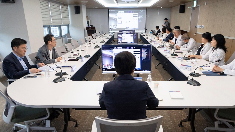 정은경 보건복지부 장관이 5월 3일 충북대병원 권역모자의료센터 방문해 운영현황 점검 등 긴급 현장 간담회를 실시하고 있다.