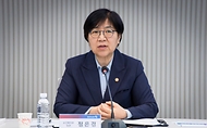 정은경 보건복지부 장관이 5월 3일 충북대병원 권역모자의료센터 방문해 운영현황 점검 등 긴급 현장 간담회를 실시하고 있다.