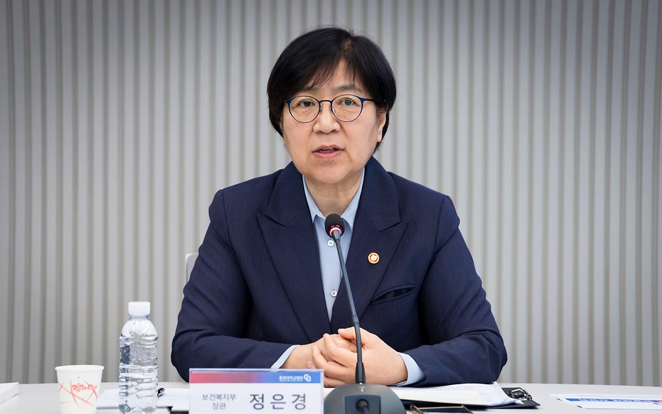 정은경 보건복지부 장관이 5월 3일 충북대병원 권역모자의료센터 방문해 운영현황 점검 등 긴급 현장 간담회를 실시하고 있다.