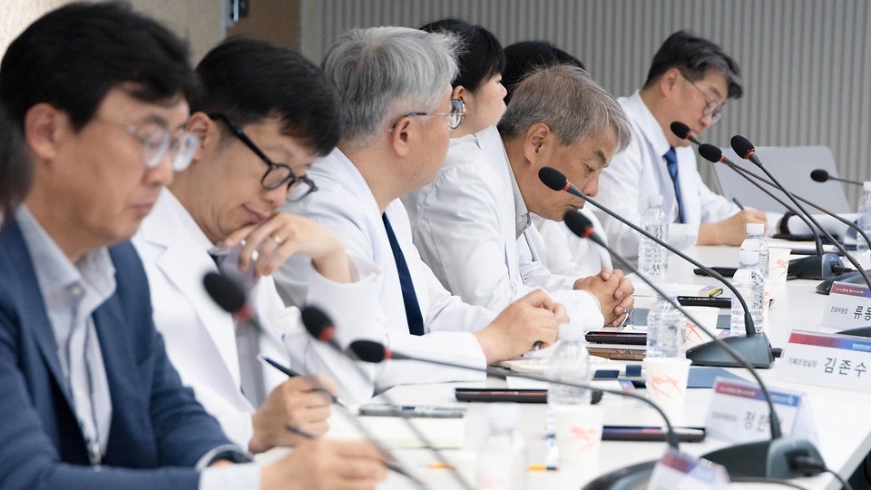 정은경 보건복지부 장관이 5월 3일 충북대병원 권역모자의료센터 방문해 운영현황 점검 등 긴급 현장 간담회를 실시하고 있다.