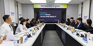 정은경 보건복지부 장관이 5월 4일 서울 종로구 서울대학교병원 대한의원에서 열린 희귀질환자 등을 위한 비대면 의료물품 배송체계 구축 현장간담회를 진행하고 있다.