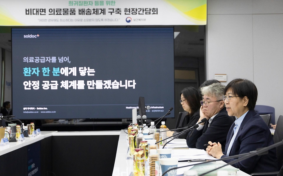 정은경 보건복지부 장관이 5월 4일 서울 종로구 서울대학교병원 대한의원에서 열린 희귀질환자 등을 위한 비대면 의료물품 배송체계 구축 현장간담회를 진행하고 있다.