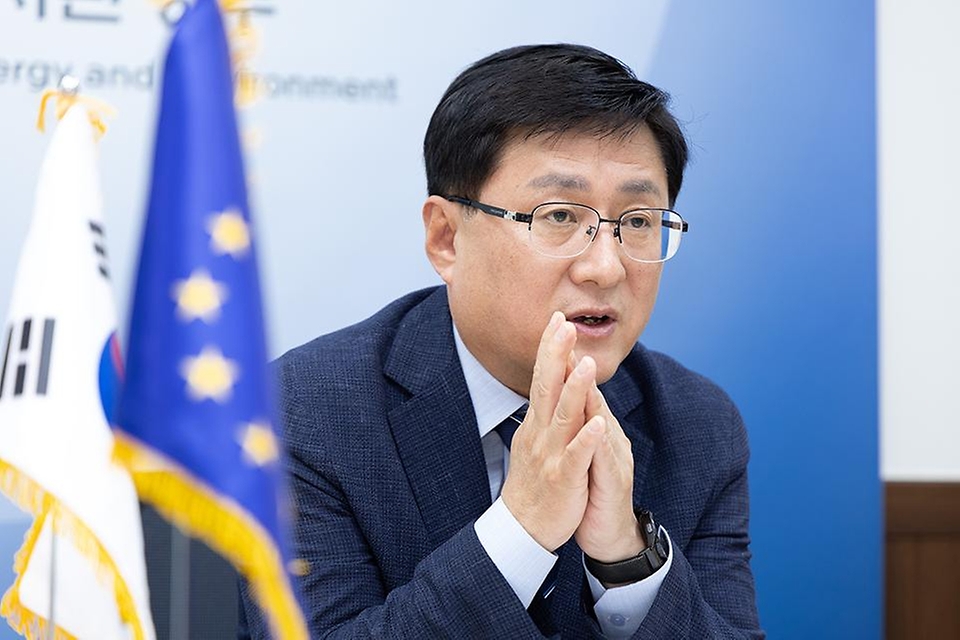김성환 기후에너지환경부 장관이 5월 7일 서울 서초구 한강홍수통제소에서 우고 아스투토(Ugo ASTUTO) 주한EU대표부 대사와 만나 급변하는 국제정세 속 재생에너지 중심의 에너지 대전환 등 에너지·환경 정책 동향을 공유하고 한-EU 협력방안을 논의하고 있다.