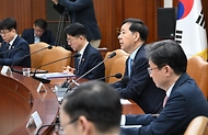 구윤철 부총리 겸 재정경제부 장관이 5월 8일 서울 종로구 정부서울청사에서 열린 '비상경제본부회의 겸 경제관계장관회의 겸 부동산관계장관회의'를 주재, 모두발언을 하고 있다.