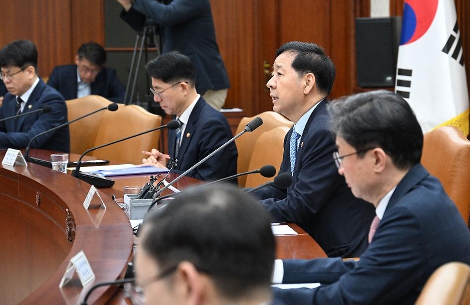 구윤철 부총리 겸 재정경제부 장관이 5월 8일 서울 종로구 정부서울청사에서 열린 '비상경제본부회의 겸 경제관계장관회의 겸 부동산관계장관회의'를 주재, 모두발언을 하고 있다.