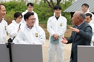 이승돈 농촌진흥청장이 5월 7일 충남 보령시 농업회사법인 보령우유(주)와 공주시 금강축산을 차례로 방문해 낙농·양돈 분야 선도 농업 현황을 살펴보고 현장 의견을 청취하고 있다.