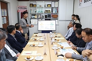 이승돈 농촌진흥청장이 5월 7일 충남 보령시 농업회사법인 보령우유(주)와 공주시 금강축산을 차례로 방문해 낙농·양돈 분야 선도 농업 현황을 살펴보고 현장 의견을 청취하고 있다.