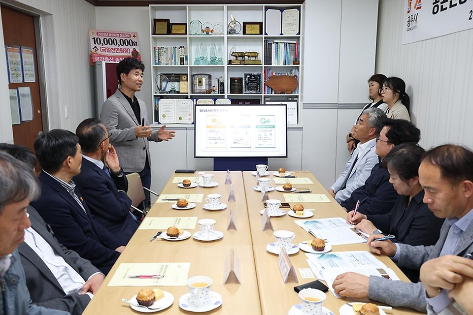 이승돈 농촌진흥청장이 5월 7일 충남 보령시 농업회사법인 보령우유(주)와 공주시 금강축산을 차례로 방문해 낙농·양돈 분야 선도 농업 현황을 살펴보고 현장 의견을 청취하고 있다.