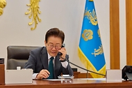 이재명 대통령이 5월 7일 청와대 집무실에서 롭 예턴 네덜란드 총리와 첫 통화를 하고 있다.