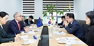 김성환 기후에너지환경부 장관이 5월 7일 서울 서초구 한강홍수통제소에서 우고 아스투토(Ugo ASTUTO) 주한EU대표부 대사와 만나 급변하는 국제정세 속 재생에너지 중심의 에너지 대전환 등 에너지·환경 정책 동향을 공유하고 한-EU 협력방안을 논의하고 있다.