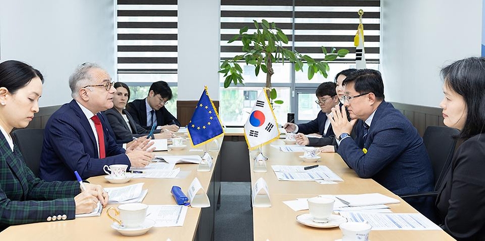 김성환 기후에너지환경부 장관이 5월 7일 서울 서초구 한강홍수통제소에서 우고 아스투토(Ugo ASTUTO) 주한EU대표부 대사와 만나 급변하는 국제정세 속 재생에너지 중심의 에너지 대전환 등 에너지·환경 정책 동향을 공유하고 한-EU 협력방안을 논의하고 있다.