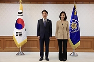 김민석 국무총리가 8일 세종대로 정부서울청사에서 사행산업통합감독위원회 민간위원에게 위촉장을 수여하고 있다.