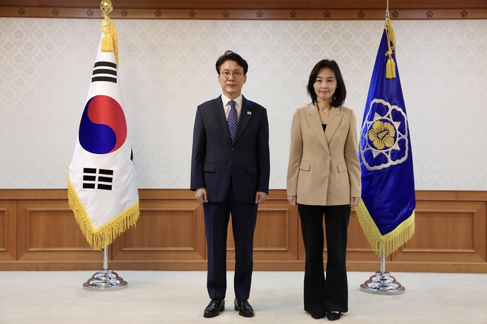 김민석 국무총리가 8일 세종대로 정부서울청사에서 사행산업통합감독위원회 민간위원에게 위촉장을 수여하고 있다.