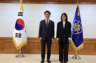 김민석 국무총리가 8일 세종대로 정부서울청사에서 사행산업통합감독위원회 민간위원에게 위촉장을 수여하고 있다.