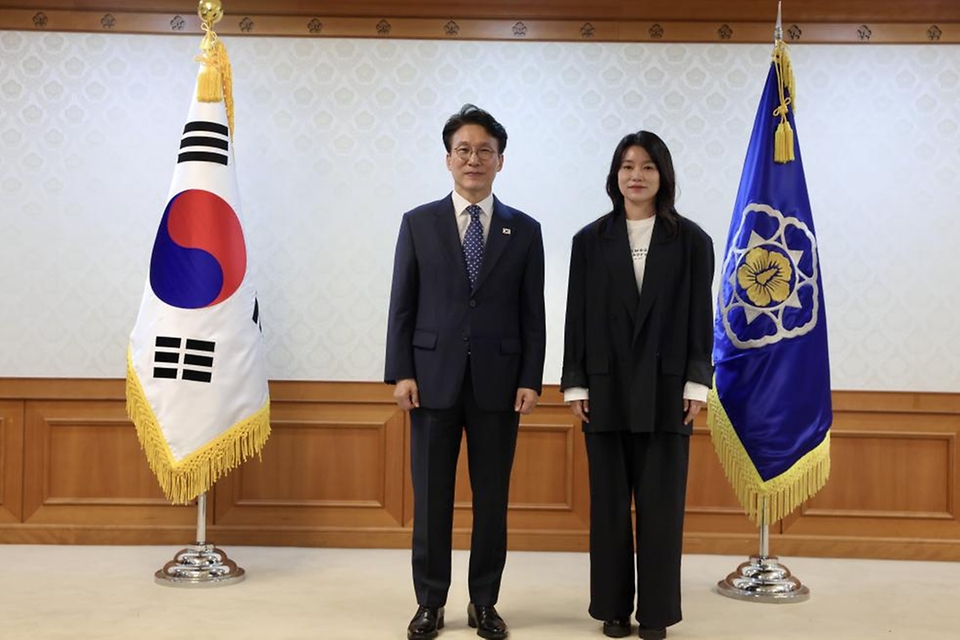 김민석 국무총리가 8일 세종대로 정부서울청사에서 사행산업통합감독위원회 민간위원에게 위촉장을 수여하고 있다.