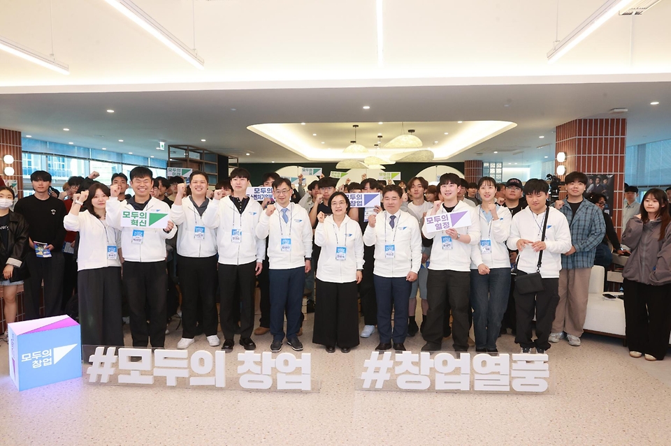 한성숙 중소벤처기업부 장관이 5월 6일 '모두의 창업' 프로젝트에 대한 청년층 관심을 더욱 확산하고, 대학 현장의 다양한 목소리를 직접 듣기 위해 대구대학교를 방문, 간담회를 개최하고 있다.