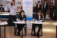 한성숙 중소벤처기업부 장관과 이억원 금융위원장 및 5대 금융그룹 회장, 유관기관장들이 4월 30일 서울 강남구 팁스타운S6에서 열린 중소벤처기업부-금융위원회-5대 금융그룹 업무협약식을 개최하고 있다.