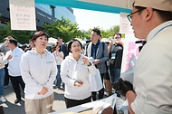 한성숙 중소벤처기업부 장관이 5월 1일 농림축산식품부 송미령 장관과 함께 스타필드 안성 행사장을 찾아 소상공인을 격려하고, 소비 촉진 메시지를 전달하는 등 민생경제 활성화 행보에 나서고 있다.