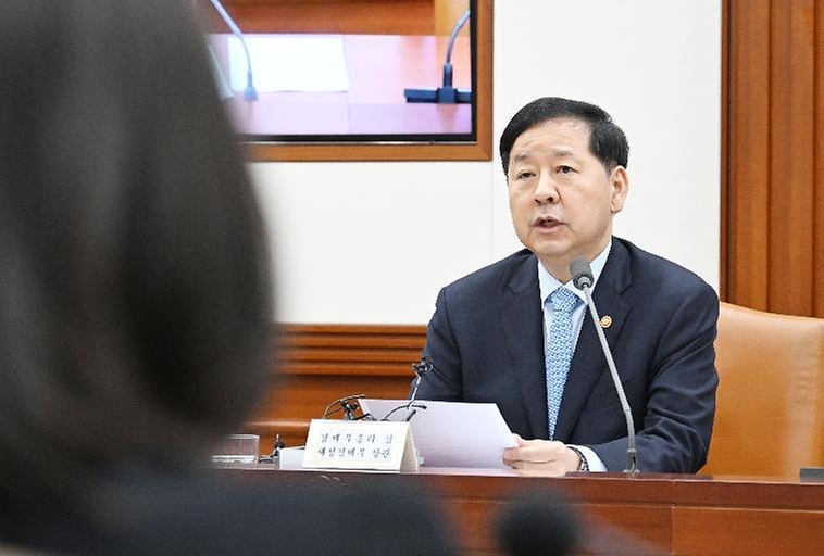 구윤철 부총리 겸 재정경제부 장관이 5월 8일 서울 종로구 정부서울청사에서 열린 '비상경제본부회의 겸 경제관계장관회의 겸 부동산관계장관회의'를 주재, 모두발언을 하고 있다.