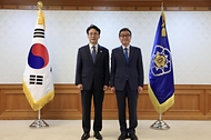 김민석 국무총리가 8일 세종대로 정부서울청사에서 사행산업통합감독위원회 민간위원에게 위촉장을 수여하고 있다.