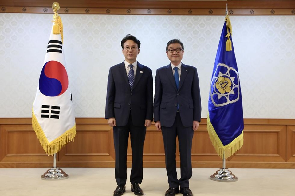 김민석 국무총리가 8일 세종대로 정부서울청사에서 사행산업통합감독위원회 민간위원에게 위촉장을 수여하고 있다.