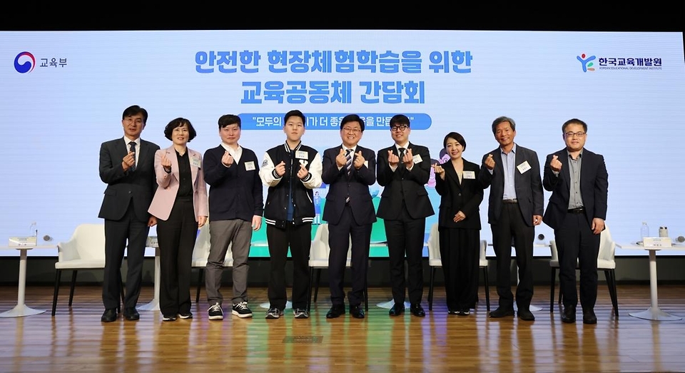 최교진 교육부 장관이 5월 7일 여의도 티피(TP) 타워에서 안전하고 배움이 있는 현장체험학습을 위한 교육공동체 간담회에 참석하고 있다.